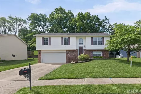 5 Summit Trails Ct, Collinsville, IL 62234