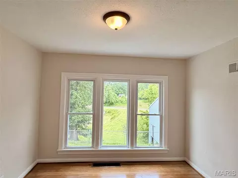 Living - 111 Holman St, Washington, MO 63090 photo 2 of 3