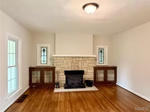 Living - 111 Holman St, Washington, MO 63090 photo 1 of 3
