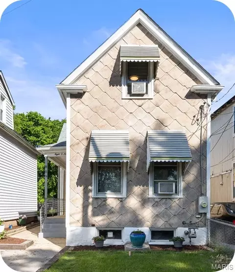 809 Military Rd, Saint Louis, MO 63125