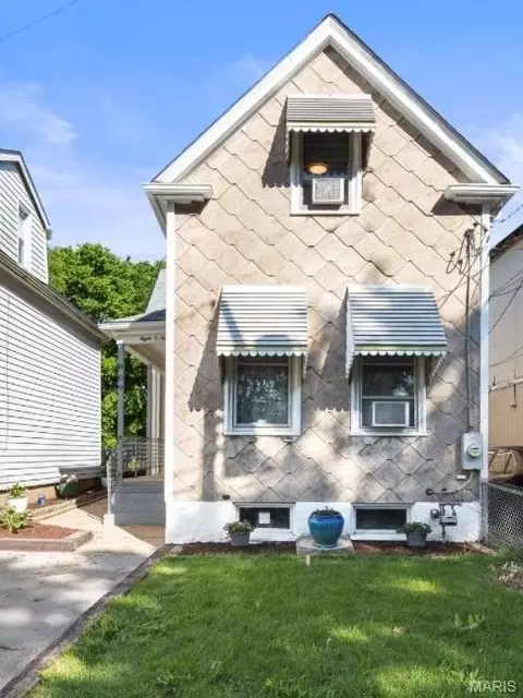 809 Military Rd, Saint Louis, MO 63125
