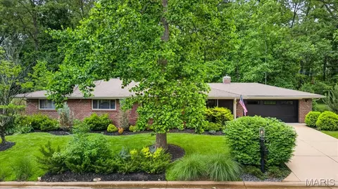 2316 Divot Dr, Crystal Lake Park, MO 63131