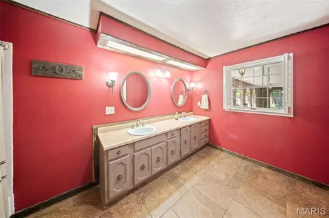 Bath - 1873 Longview Ln, Rolla, MO 65401 photo 1 of 6