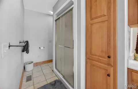 Bath - 18521 Oak Tree Ln, Phillipsburg, MO 65722 photo 3 of 6