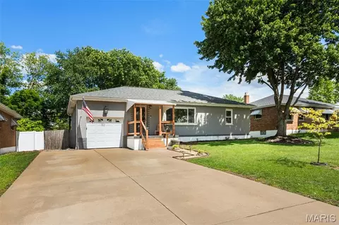 1101 Roxbury Dr, Saint Louis, MO 63125