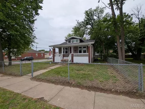 504 Leslie Ave, Wood River, IL 62095