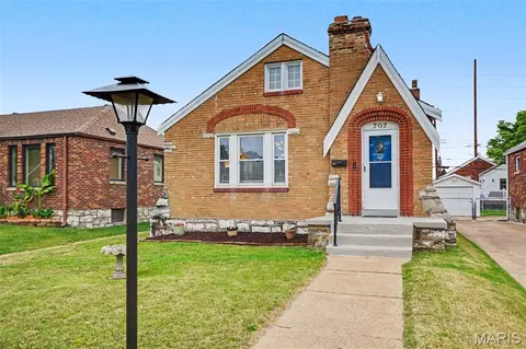 707 Bellavilla Dr, Bella Villa, MO 63125