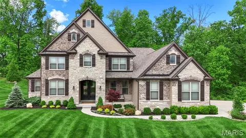 7105 Castle Cliff Ct, Saint Charles, MO 63304