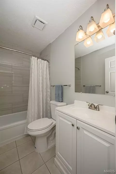 Bath - 2370 Hidden Meadow Ln, Ballwin, MO 63021 photo 3 of 3