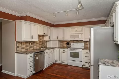 Kitchen - 2370 Hidden Meadow Ln, Ballwin, MO 63021 photo 2 of 2