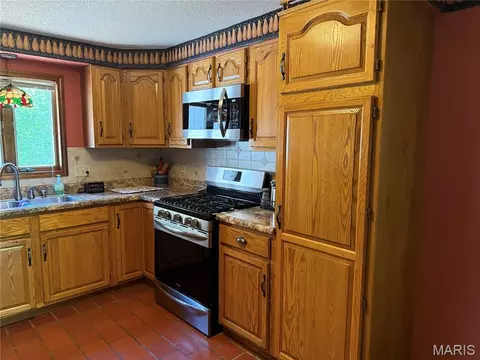 Kitchen - 6 Riverpoint Rd, Hannibal, MO 63401 photo 2 of 3