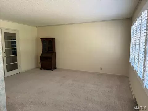 Living - 6 Riverpoint Rd, Hannibal, MO 63401 photo 2 of 7