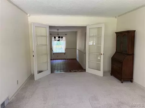 Living - 6 Riverpoint Rd, Hannibal, MO 63401 photo 4 of 7