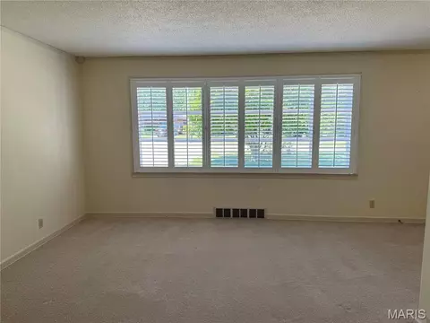 Living - 6 Riverpoint Rd, Hannibal, MO 63401 photo 1 of 7