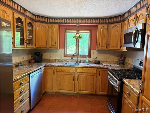 Kitchen - 6 Riverpoint Rd, Hannibal, MO 63401 photo 1 of 3
