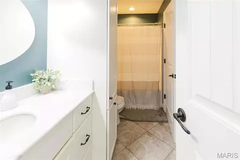 Bath - 2 Thornaby Rd, Hannibal, MO 63401 photo 3 of 5
