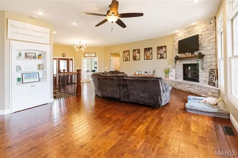 Living - 2 Thornaby Rd, Hannibal, MO 63401 photo 1 of 2