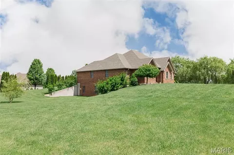 Exterior - 2 Thornaby Rd, Hannibal, MO 63401 photo 3 of 6