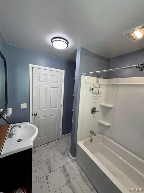 Bath - 814 Walnut St, Hannibal, MO 63401 photo 2 of 2