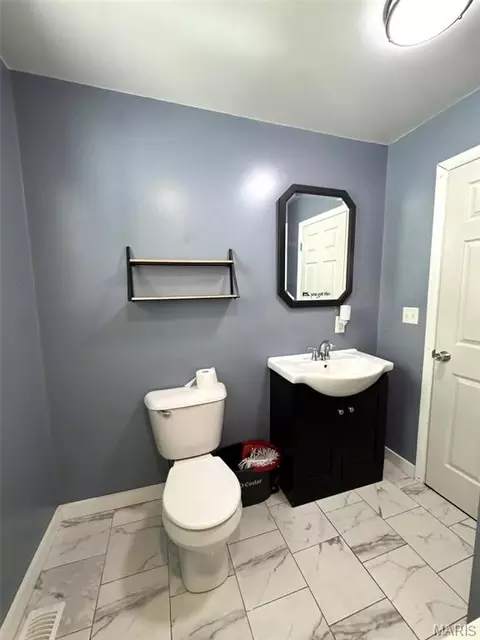 Bath - 814 Walnut St, Hannibal, MO 63401 photo 1 of 2