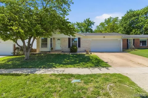 11844 Smoke Valley Ct, Maryland Heights, MO 63043