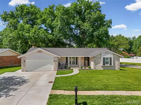 2854 Queen Bee Ln, Oakville, MO 63129