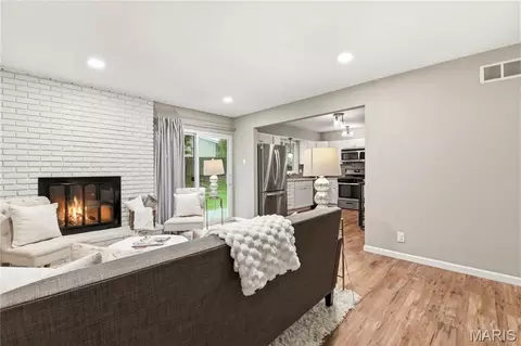 Living - 541 Braebridge Rd, Manchester, MO 63021 photo 2 of 4