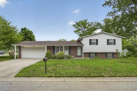 428 Anita Dr, Fairview Heights, IL 62208