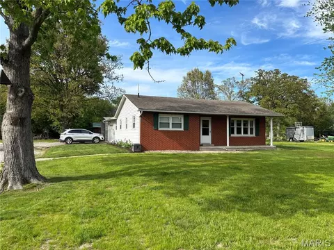 272 4th St, Mount Olive, IL 62069