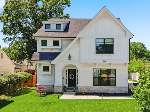 919 Poinsetta Ln, Kirkwood, MO 63122