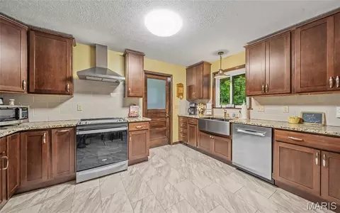 Kitchen - 21482 Teardrop Rd, Devils Elbow, MO 65457 photo 2 of 3