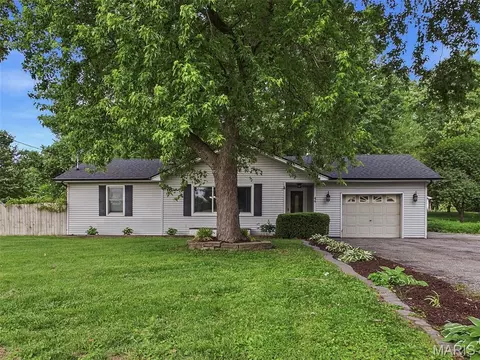 44 Grainey Dr, Glen Carbon, IL 62034