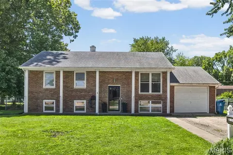 5 W Oak St, New Baden, IL 62265