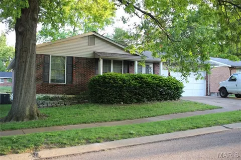 2718 Chalet Hill Dr, Saint Louis, MO 63129