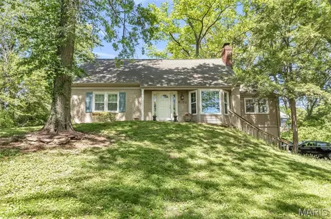 9 Modoc Trl, Kirkwood, MO 63122