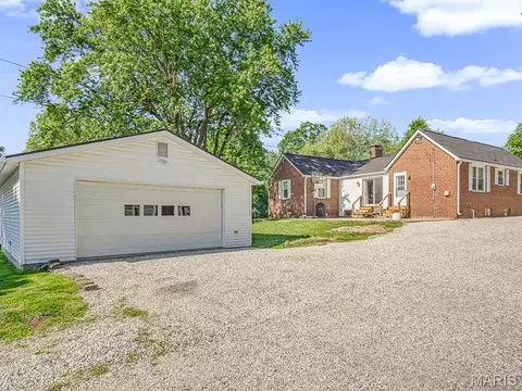 Exterior - 700 Waterloo Dr, Waterloo, IL 62298 photo 5 of 5