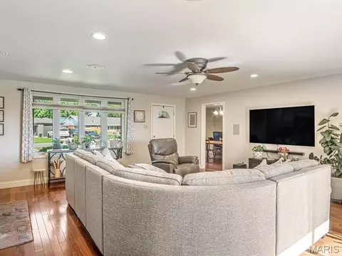 Living - 700 Waterloo Dr, Waterloo, IL 62298 photo 2 of 4