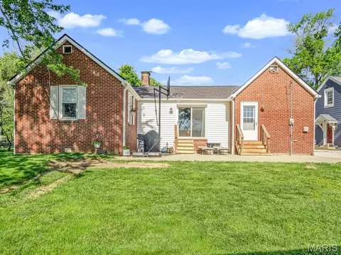 Exterior - 700 Waterloo Dr, Waterloo, IL 62298 photo 3 of 5