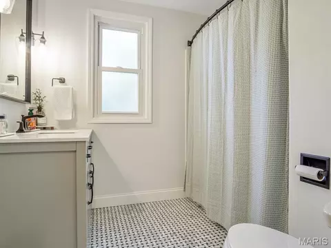 Bath - 700 Waterloo Dr, Waterloo, IL 62298 photo 1 of 2