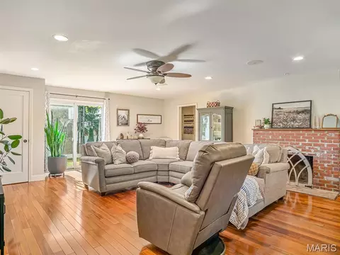Living - 700 Waterloo Dr, Waterloo, IL 62298 photo 4 of 4