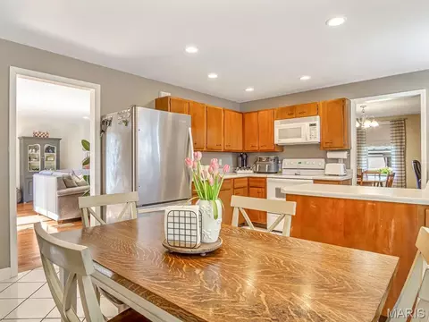 Dining - 700 Waterloo Dr, Waterloo, IL 62298 photo 3 of 3