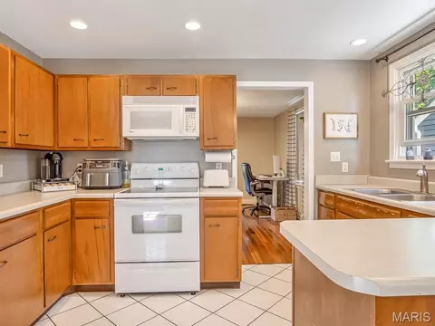 Kitchen - 700 Waterloo Dr, Waterloo, IL 62298 photo 2 of 4