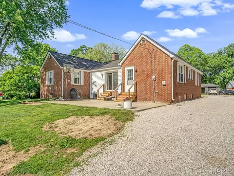 Exterior - 700 Waterloo Dr, Waterloo, IL 62298 photo 2 of 5