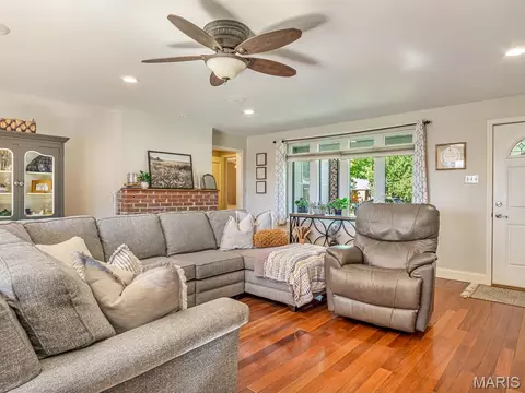 Living - 700 Waterloo Dr, Waterloo, IL 62298 photo 1 of 4