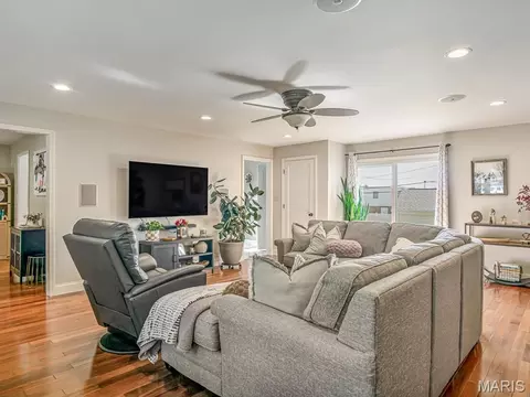 Living - 700 Waterloo Dr, Waterloo, IL 62298 photo 3 of 4