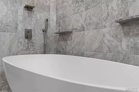 Bath - 2218 Wind Crest Ct, Washington, MO 63090 photo 4 of 11