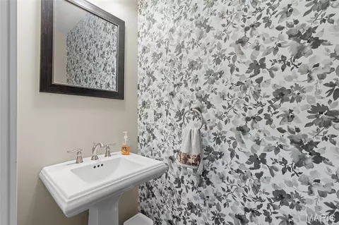 Bath - 2218 Wind Crest Ct, Washington, MO 63090 photo 9 of 11