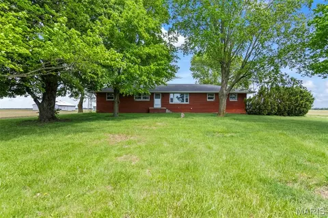 1343 N 22nd Ave, Raymond, IL 62560
