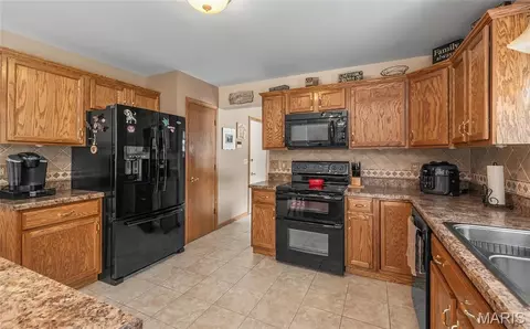 Kitchen - 129 Sangre De Cristo, Sullivan, MO 63080 photo 3 of 3