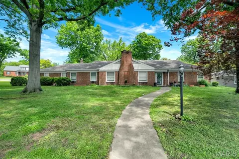 9071 Monmouth Dr, Richmond Heights, MO 63117